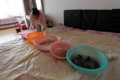 南皮楼上漏水，住户失联，小区没物管，业主维权难！律师来支招……